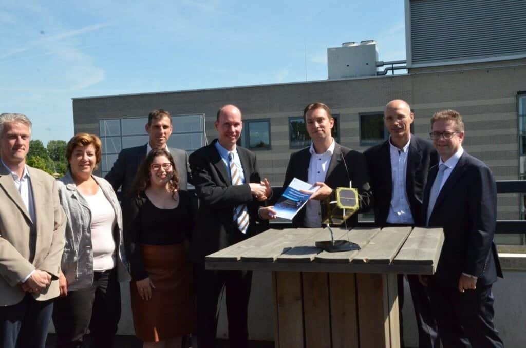ISISPACE receives the spacecraft operating license from the Dutch Government