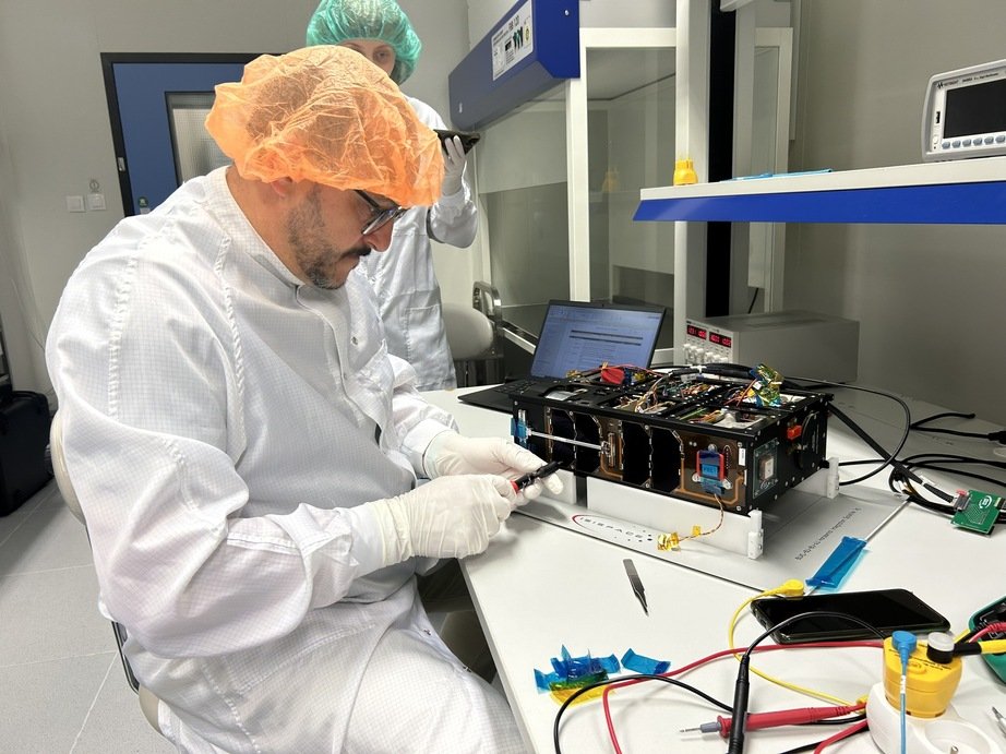 ISISPACE delivers 6UXL platform to TRL Space for the TROLL mission